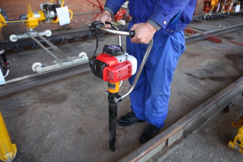 NDQ-Ⅰ型手提式內(nèi)燃振動搗固鎬